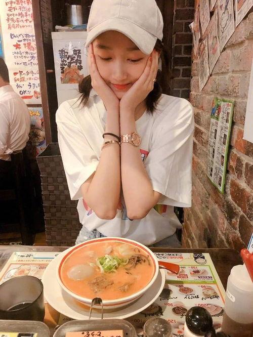 娱乐吃瓜酱生日拍照,欢乐氛围感染众人